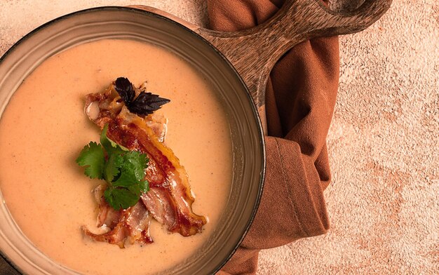 Suppa di crema di zucca, curry, pancetta fritta, vista dall'alto, nessuna gente.