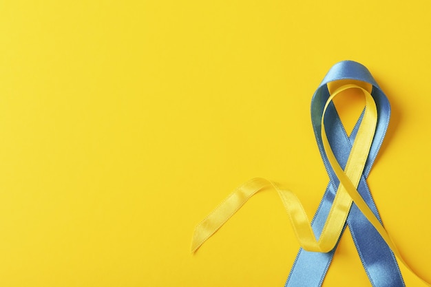 Supportare il concetto di Ucraina nastri di sensibilizzazione blu e gialli su sfondo giallo