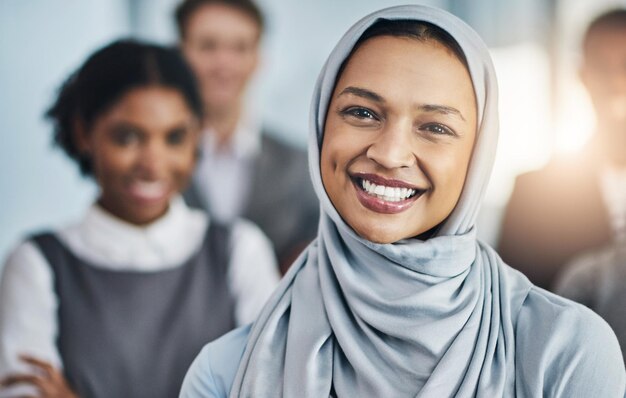 Supporto alla leadership e ritratto della donna musulmana con fiducia o solidarietà di squadra in consulenza globale su di noi felice donna manager e uomini d'affari in ufficio per la diversità fiducia e sorriso