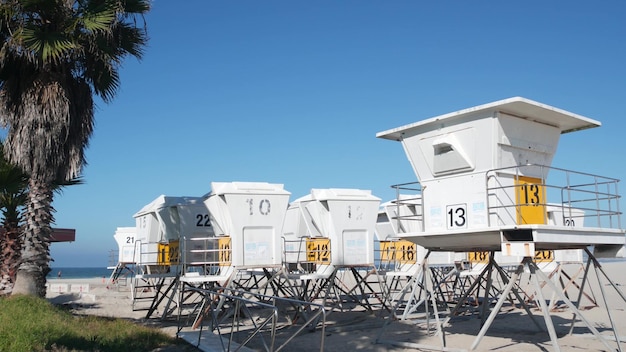 Supporto bagnino e torre di guardia di vita di palme per il surf sulla spiaggia di california