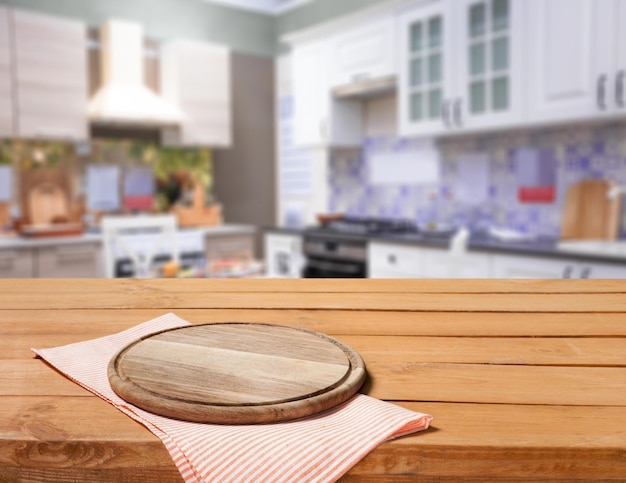 Supporto per tavola di legno con tovaglia sullo sfondo della cucina