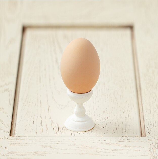 Supporto per uova in legno. Prepararsi per le vacanze di Pasqua.