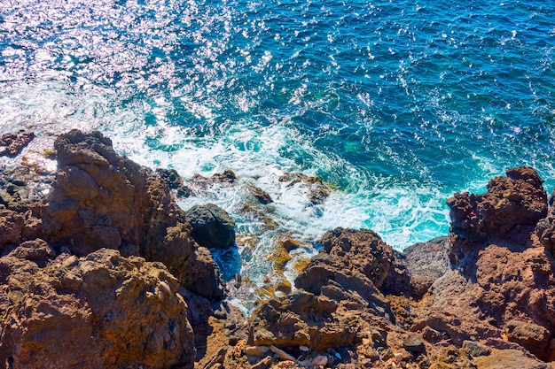 Surf dell'Oceano Atlantico e costa rocciosa dell'isola di Tenerife, Canarie