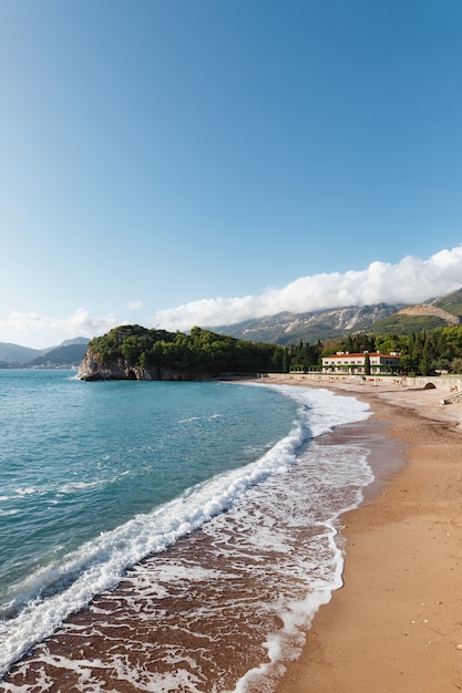 Surf in mare sulla spiaggia sabbiosa reale vicino a villa milocer montenegro