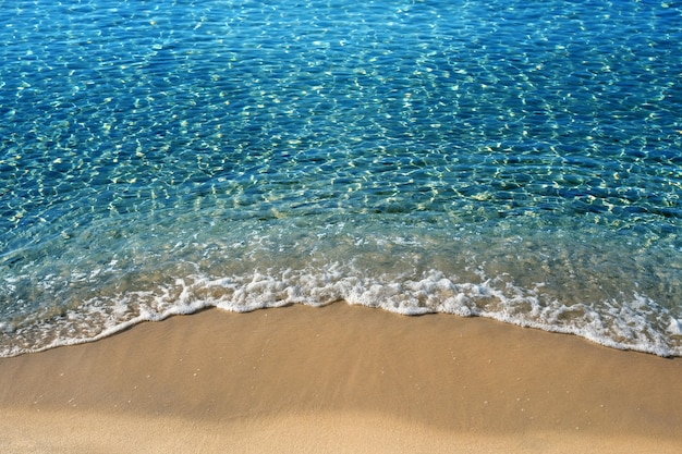 Surf onda dell&#39;oceano che si rompe sulla spiaggia