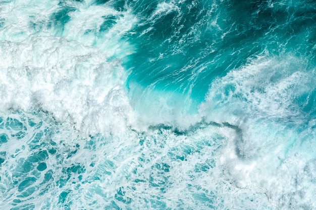 Surf onde sull'oceano in tempesta in una luminosa giornata di sole