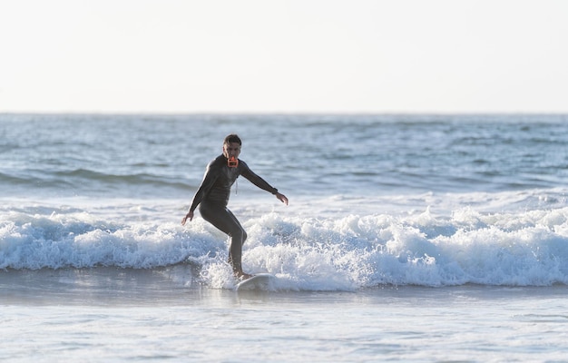 surfare l'onda con una macchina fotografica sulla spiaggia di La Serena Chile