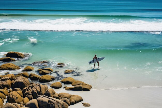 Surfer con tavola da surf sulla spiaggia in una giornata di sole Surfer sulla spiaggia di Llandudno a Città del Capo Sudafrica AI Generato