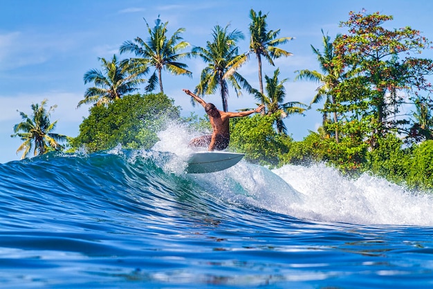 Surfer su Amazing Blue Wave, isola di Bali.