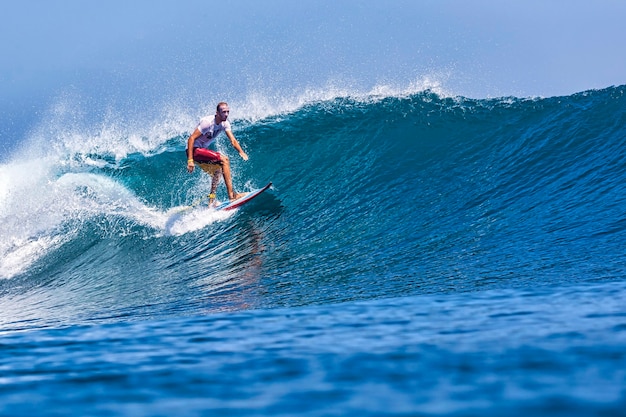 Surfer su Amazing Blue Wave, isola di Bali.