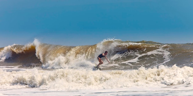 Surfista su onde enormi