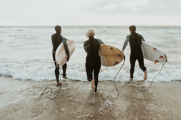 Surfisti che corrono verso il mare