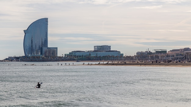 Surfisti di vento sulla spiaggia di Barceloneta, Barcellona