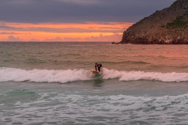 Surfisti in serata a Holywell Bay Newquay Regno Unito