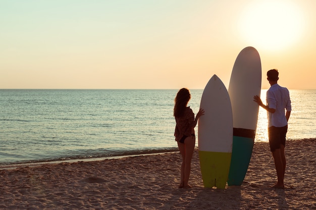 Surfisti in spiaggia che si divertono in estate