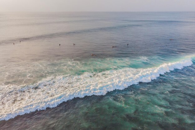 Surfisti sulle onde dell'oceano, vista dall'alto.