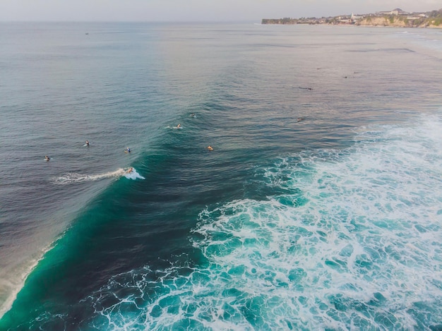 Surfisti sulle onde nella vista dall'alto dell'oceano