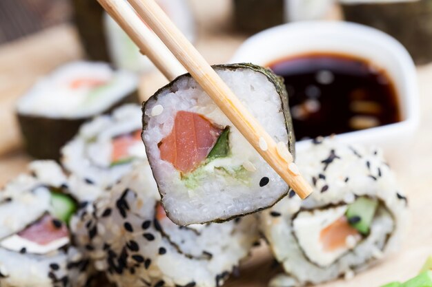 Sushi a base di riso bianco, trota e avocado