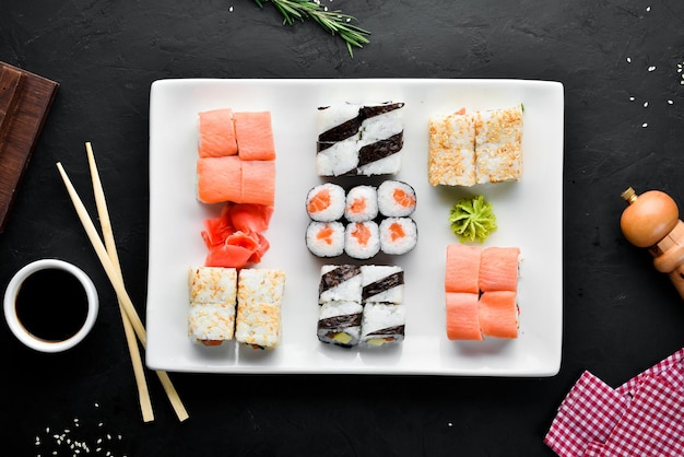 Sushi Big Set con salsa di soia e wasabi Spazio libero per il testo Vista dall'alto Su uno sfondo di pietra