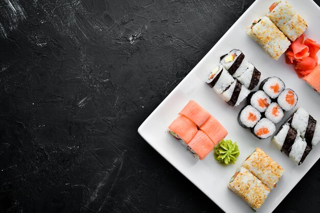 Sushi Big Set con salsa di soia e wasabi Spazio libero per il testo Vista dall'alto Su uno sfondo di pietra
