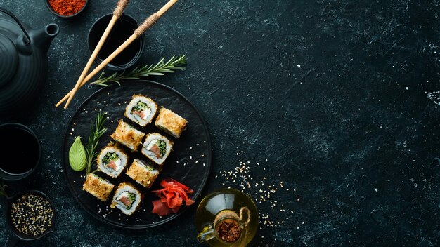 Sushi Bonito con salmone al formaggio e chips di tonno Involtini di sushi tradizionali giapponesi