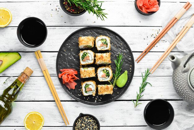 Sushi Bonito con salmone al formaggio e chips di tonno Involtini di sushi tradizionali giapponesi