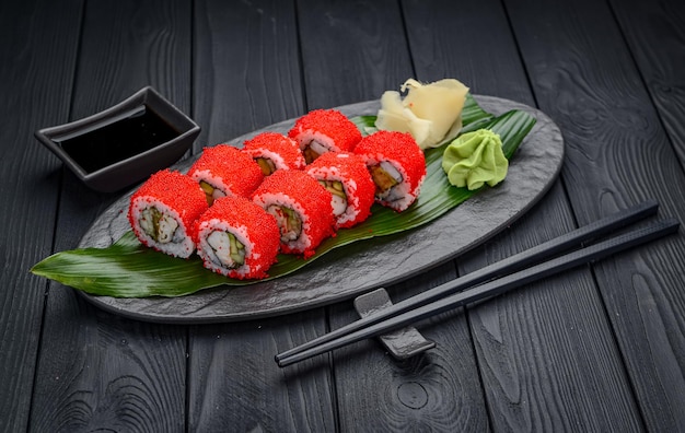 Sushi California roll con gamberi e caviale tobiko rosso