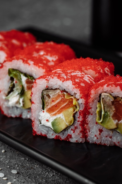 Sushi california roll con tonno al caviale