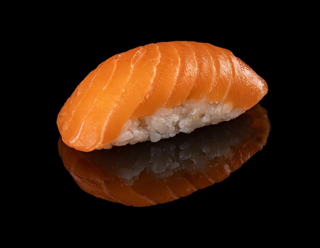 Sushi classico con salmone