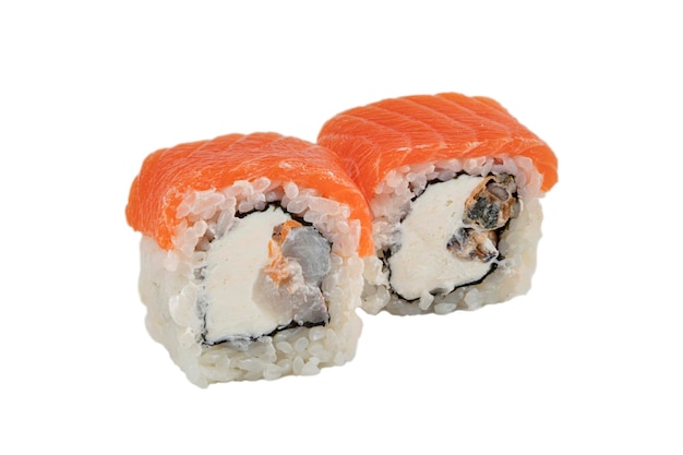 Sushi close-up isolato su sfondo bianco Sushi roll cotto con trota di pesce rosso