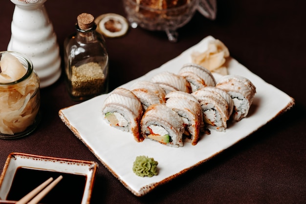 Sushi con anguilla e cosparso di salsa