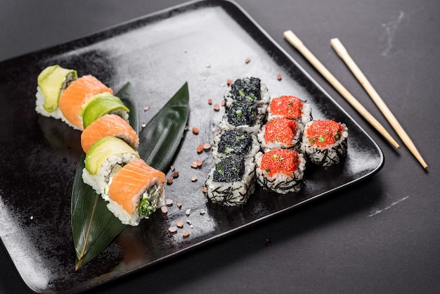 Sushi con caviale sul nero