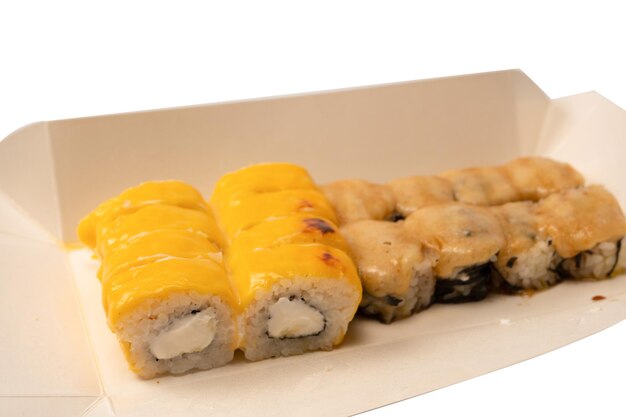 Sushi con crema di formaggio isolato su sfondo bianco