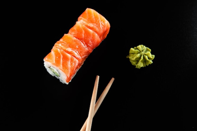Sushi con isolare di pesce rosso con wasabi