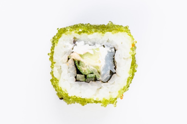 Sushi con pesce e caviale verde su sfondo bianco