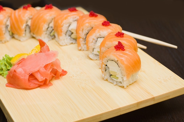 Sushi con salmone - cibo gourmet giapponese