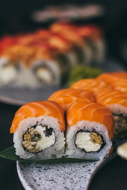 Sushi con salmone, crema di formaggio Philadelphia, cetriolo e wasabi.