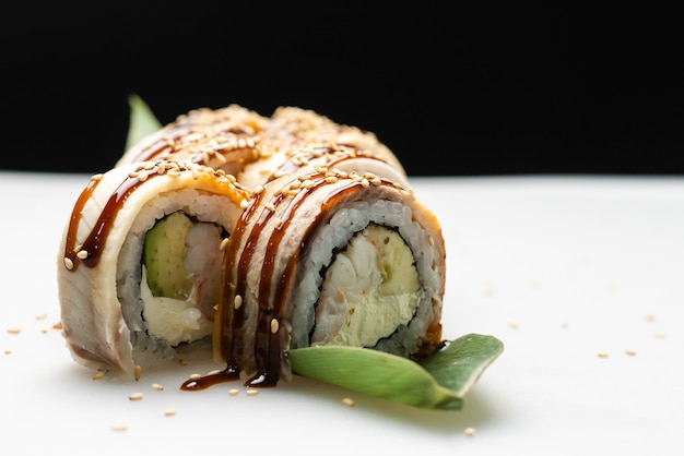 sushi con salmone e avocado.