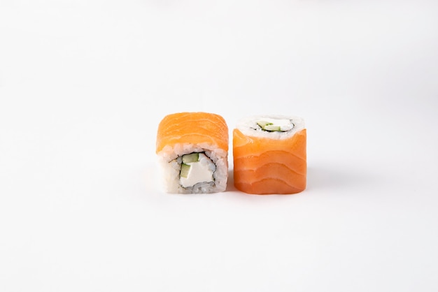 sushi con salmone su spazio bianco