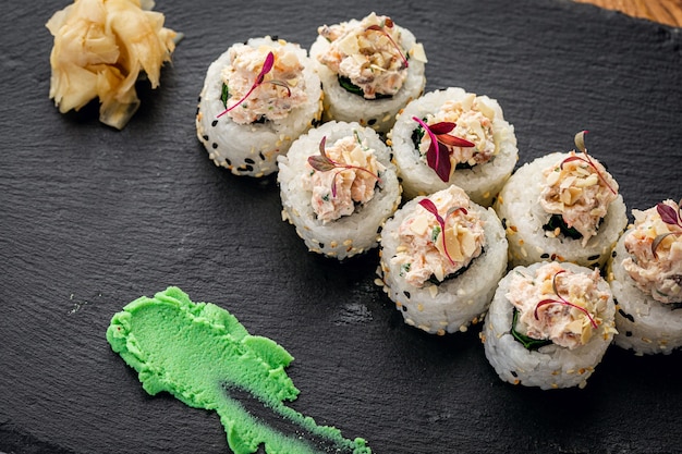 Sushi con semi di sesamo closeup cibo giapponese foto di alta qualità