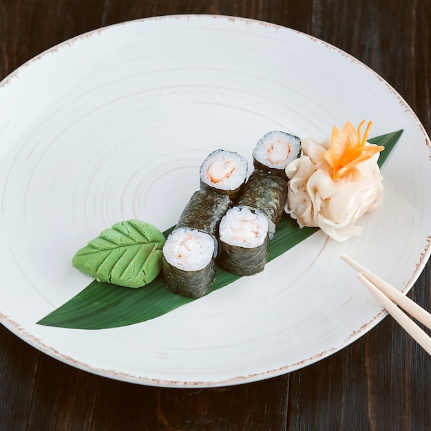 Sushi delizioso e fatto a mano. Cibo tradizionale giapponese