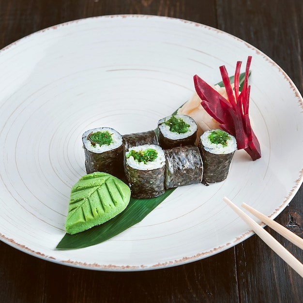 Sushi delizioso e fatto a mano. Cibo tradizionale giapponese