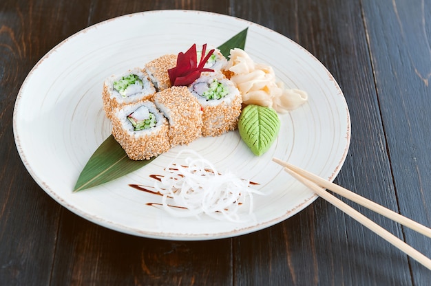 Sushi delizioso e fatto a mano. Cibo tradizionale giapponese