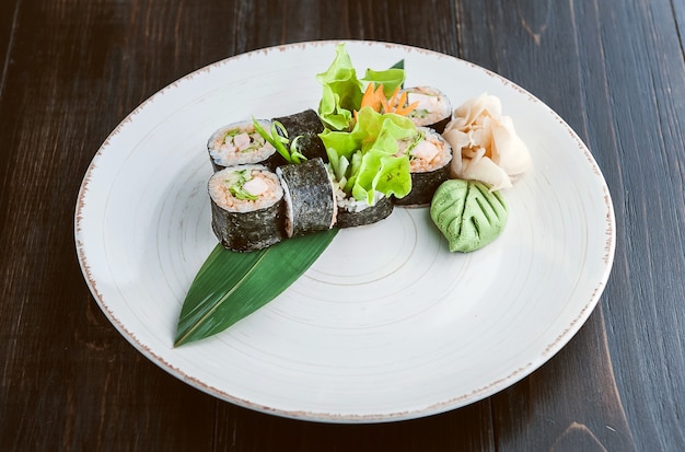 Sushi delizioso e fatto a mano. Cibo tradizionale giapponese