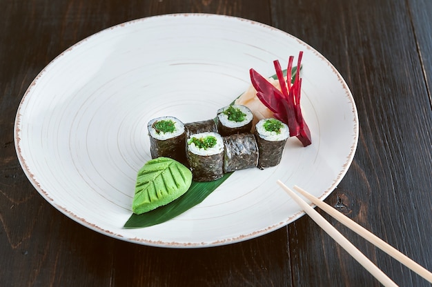 Sushi delizioso e fatto a mano. Cibo tradizionale giapponese