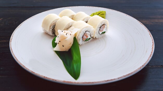 Sushi delizioso e fatto a mano. Cibo tradizionale giapponese