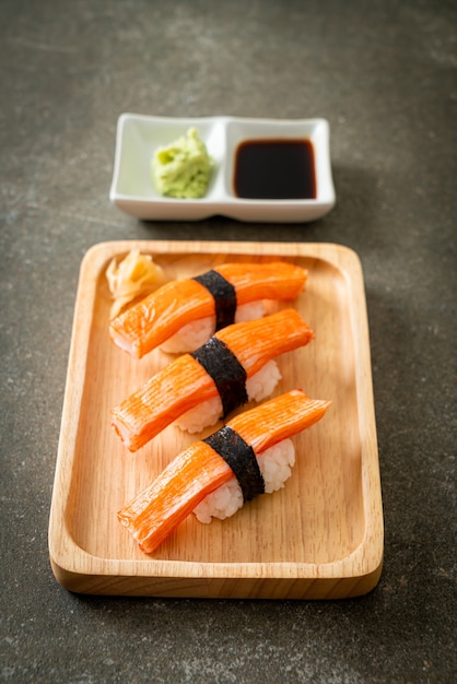 Sushi di bastoncini di granchio su piatto di legno - stile cibo giapponese