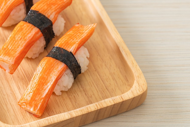 Sushi di bastoncini di granchio su piatto di legno - stile cibo giapponese