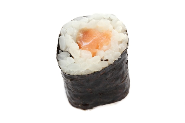 Sushi di color salmone Maki isolati nel bianco