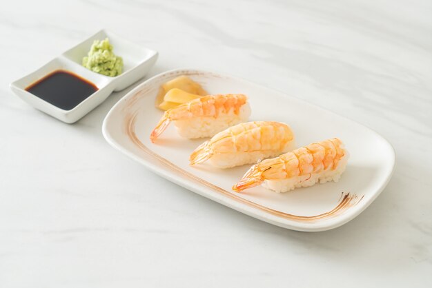 Sushi di gamberetti o Ebi Nigiri Sushi - stile alimentare giapponese